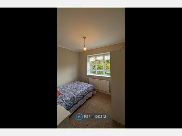 3 Bedroom Flat To Rent In Burntwood Court, London, SW17
