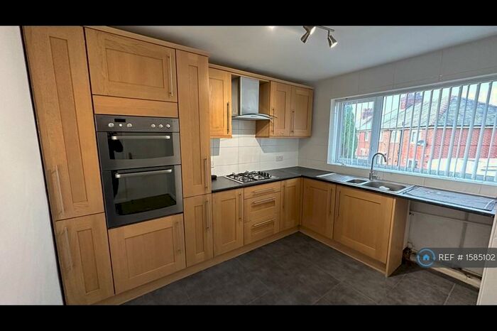 2 Bedroom Flat To Rent In Llwydiarth, Rhosllanerchrugog, Wrexham, LL14