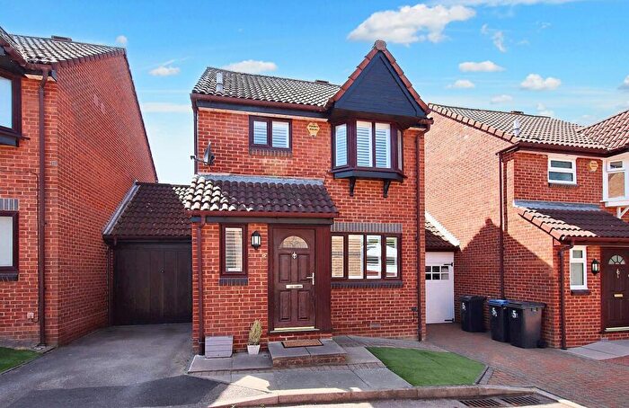 3 Bedroom Link Detached House For Sale In Kingcup Close, Shirley Oaks Village, CR0