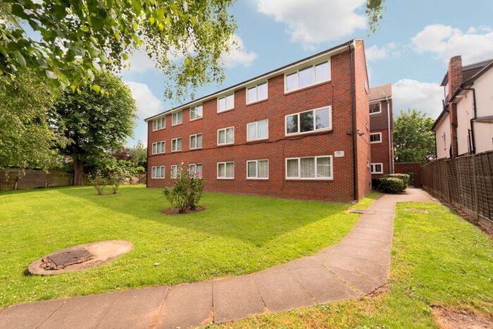 2 Bedroom Flat For Sale In Hunt Court, Chase Side, N14
