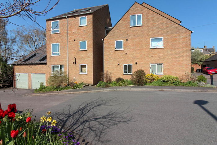 2 Bedroom Flat To Rent In Finsbury Place, Chipping Norton, OX7