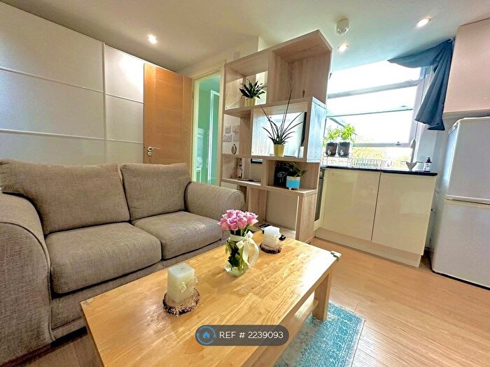 Studio To Rent In Ealing Broadway, London, W5