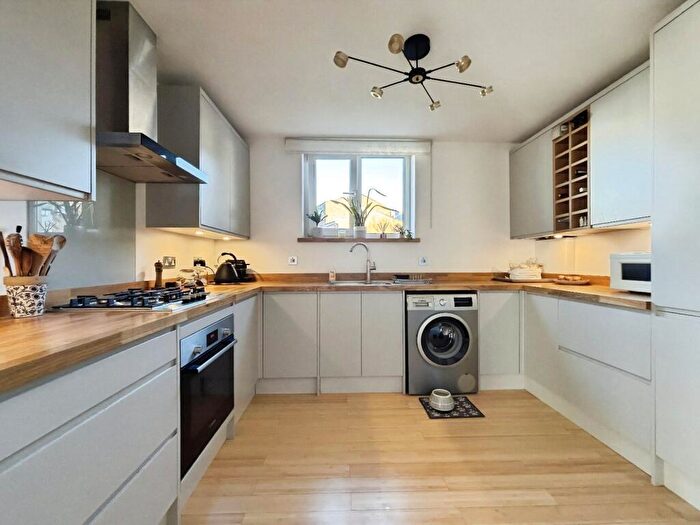 2 Bedroom Apartment For Sale In Stratford Road, London, E13