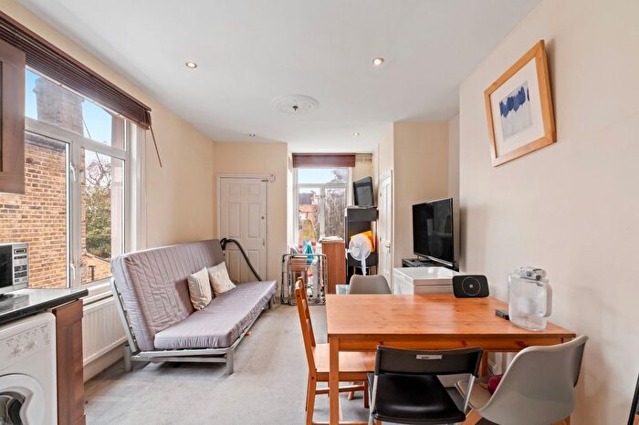 3 Bedroom Flat To Rent In Niton Street, Bishops Park, SW6