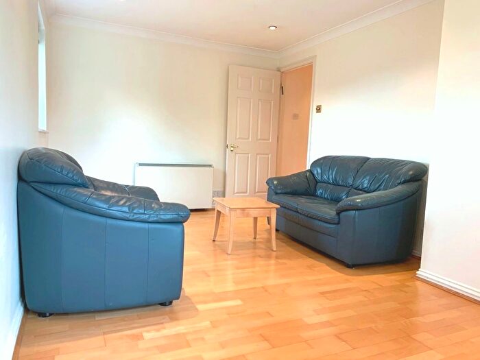 2 Bedroom Flat To Rent In Page Street, Mill Hill, London, NW7