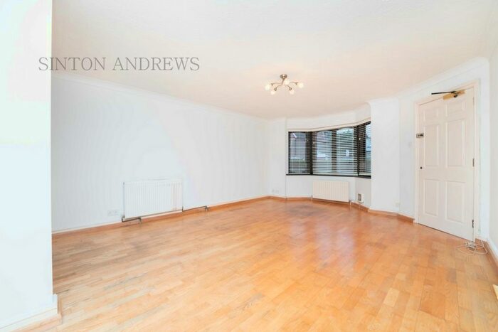 2 Bedroom Flat To Rent In Banbury Court, Woodstock Avenue, Ealing W13