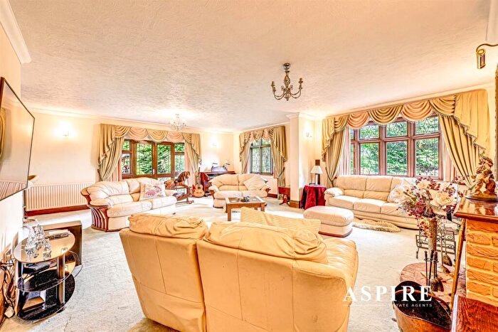 4 Bedroom Detached House For Sale In Sq Ft, . Acres, Swimming Pool - London Hill, Rayleigh, SS6