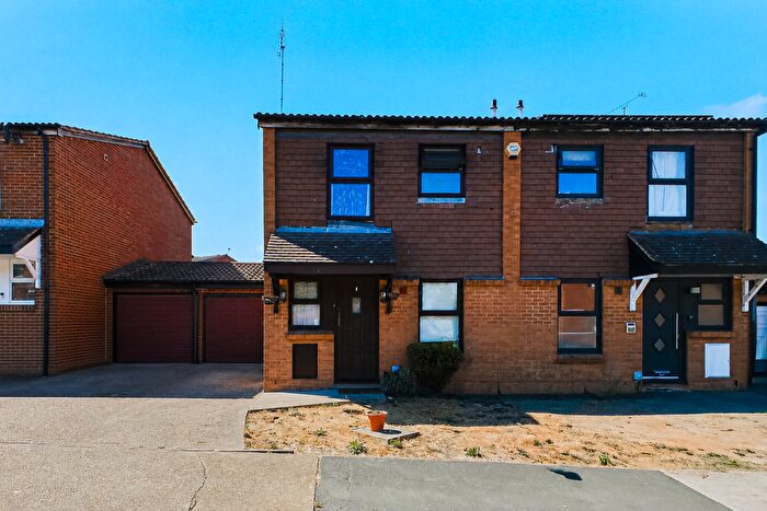 3 Bedroom Semi-Detached House For Sale In Water Lane, Purfleet-On-Thames, RM19