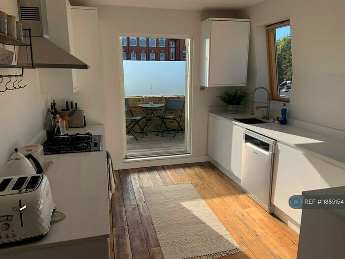 2 Bedroom Flat To Rent In First Floor, London, SW11