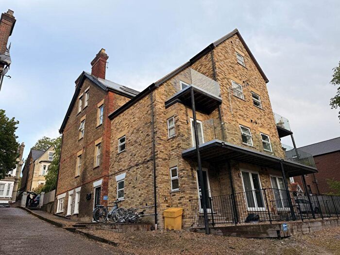 1 Bedroom Flat To Rent In Town Centre - High Wycombe, HP13