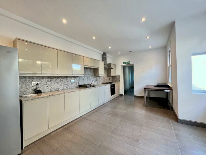 4 Bedroom Semi-Detached House To Rent In Westbury Road, Bounds Green, N11