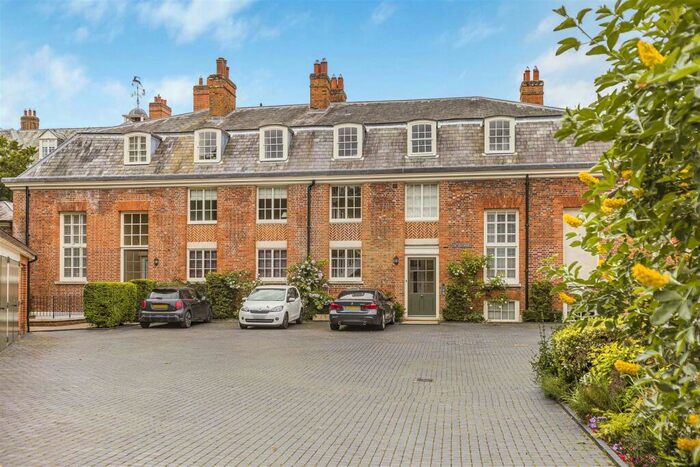 1 Bedroom Apartment For Sale In The Coach House, Balls Park, Hertford, SG13