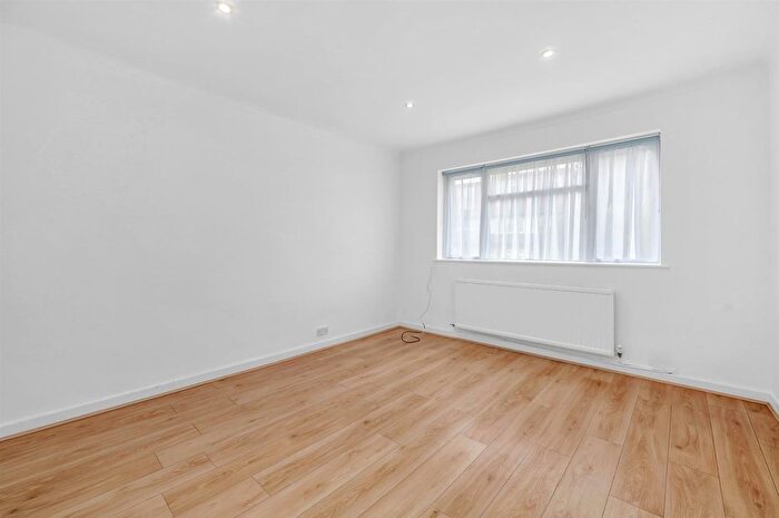 2 Bedroom Flat To Rent In Northwood Gardens, London, N12