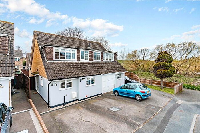 3 Bedroom Semi Detached House For Sale In Durrants Close, Rainham, RM13