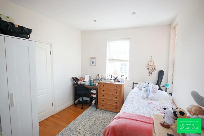 3 Bedroom Flat For Sale In Nether Street, North Finchley, N12