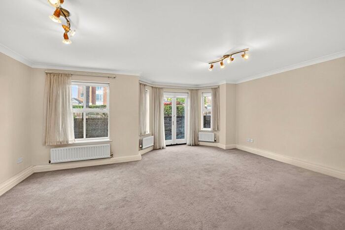 2 Bedroom Flat To Rent In Upper Richmond Road, East Putney, SW15