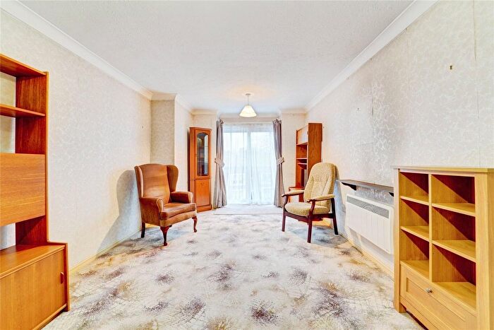 2 Bedroom Flat For Sale In Aspley Court, Bedford, MK40
