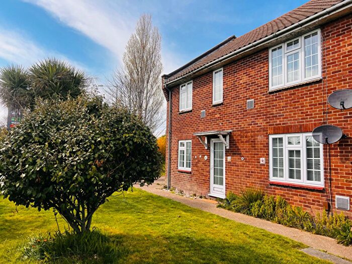 2 Bedroom Flat To Rent In Lottbridge Drove, Eastbourne, BN23