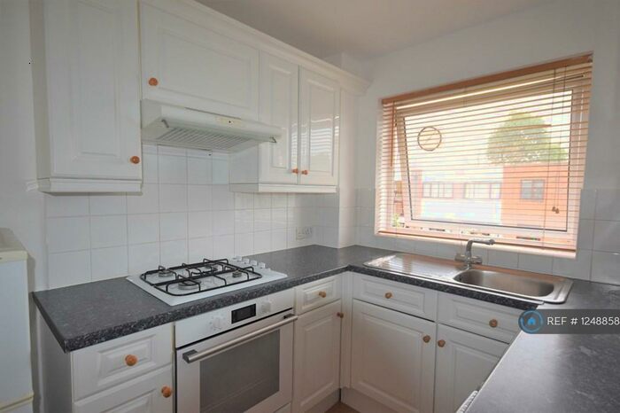 2 Bedroom Flat To Rent In Paddock Lodge, Enfield, EN1