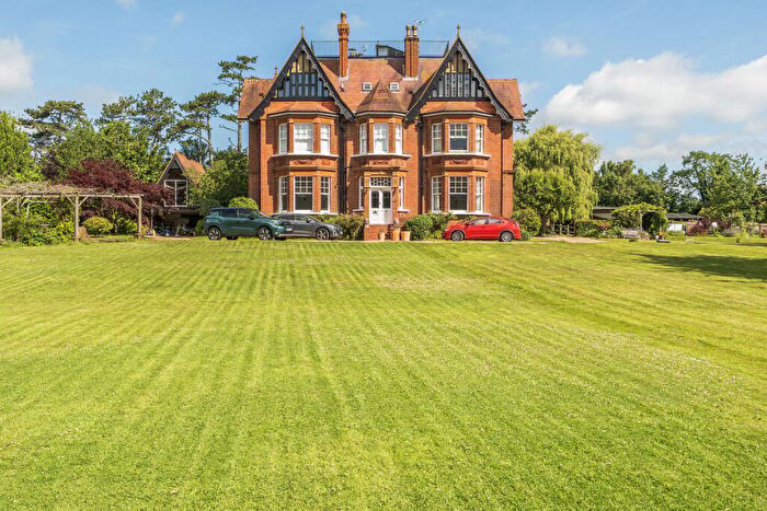 2 Bedroom Apartment For Sale In Picketts Lane, Redhill, RH1