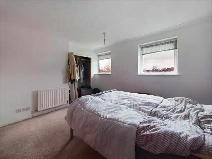 2 Bedroom Flat For Sale In Queens Court, Haywards Heath, RH16