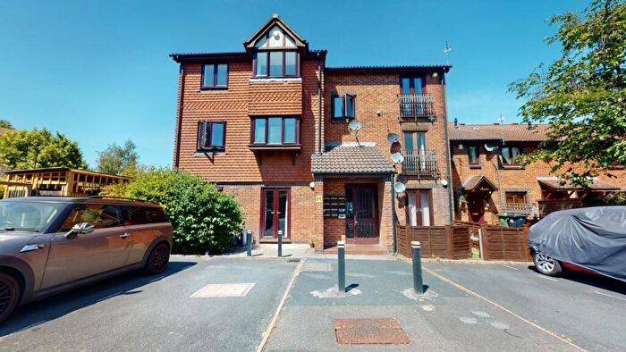 2 Bedroom Flat To Rent In Redstart Close New Cross, SE14