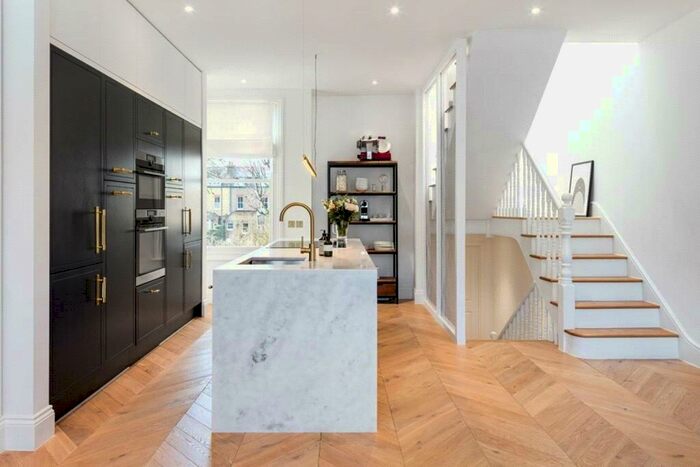 3 Bedroom Apartment To Rent In Montholme Road, SW11