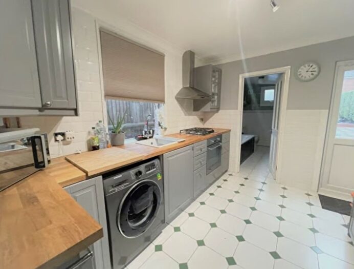3 Bedroom Bungalow To Rent In Pinkwell Avenue, Hayes, Greater London, UB3
