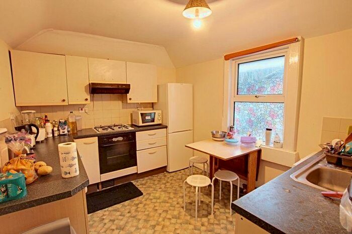 3 Bedroom Flat To Rent In Lower Bristol Road, Bath, BA2