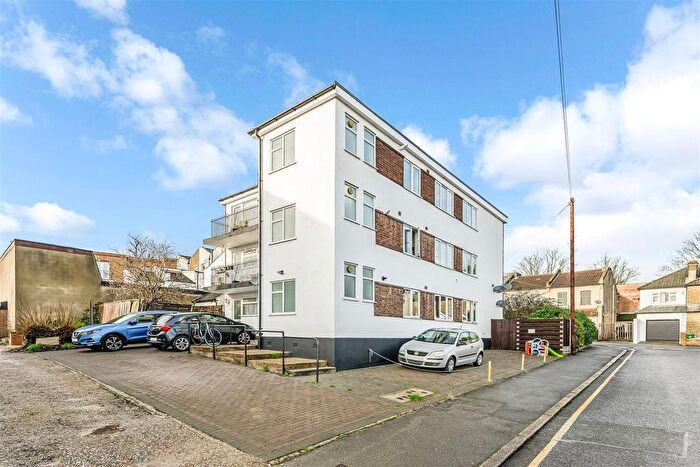 2 Bedroom Flat To Rent In Fitzilian Avenue, Romford, RM3