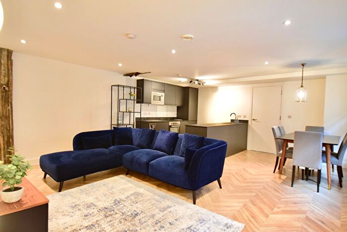 3 Bedroom Flat To Rent In Briggate, Leeds, LS1