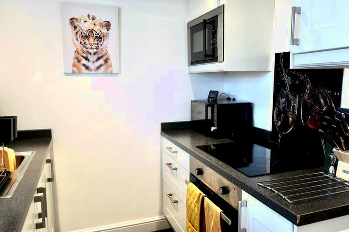 2 Bedroom Flat To Rent In Hogarth Drive, Columbia Washington, NE38