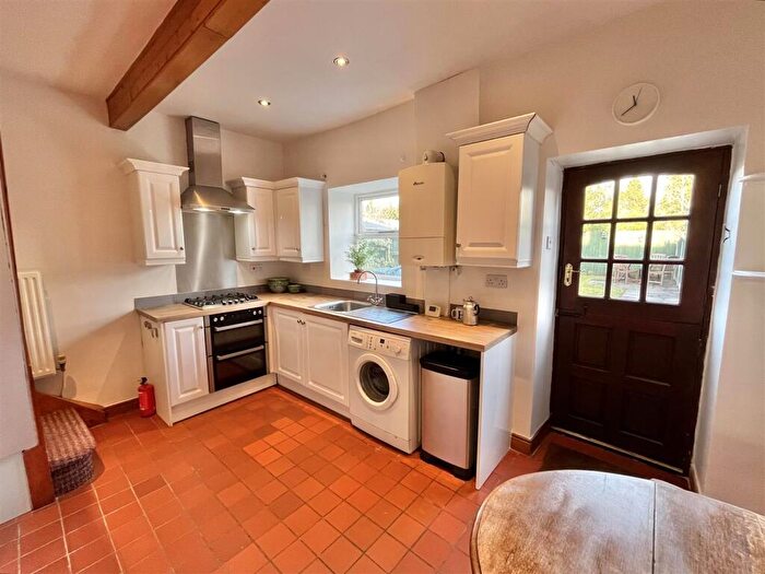 3 Bedroom Terraced House For Sale In Sheffield Road, Glossop, SK13