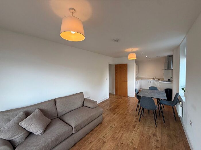 2 Bedroom Flat To Rent In Bowes Road, London, N11