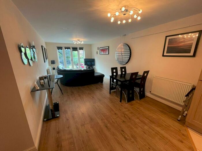 2 Bedroom Apartment To Rent In The Cloisters, LN2