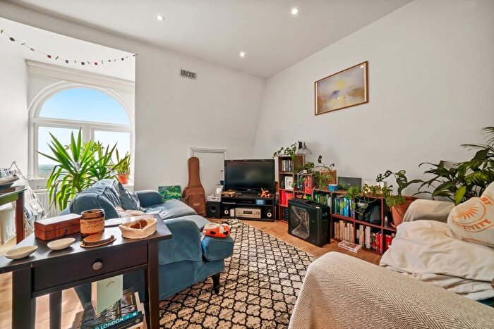 2 Bedroom Flat To Rent In Avenue Mews, Muswell Hill, N10