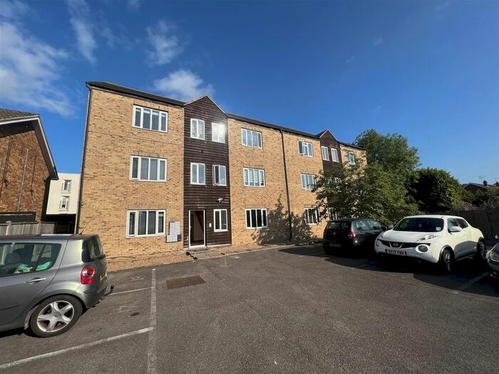 2 Bedroom Flat To Rent In Victoria Road, Stanford-Le-Hope, SS17