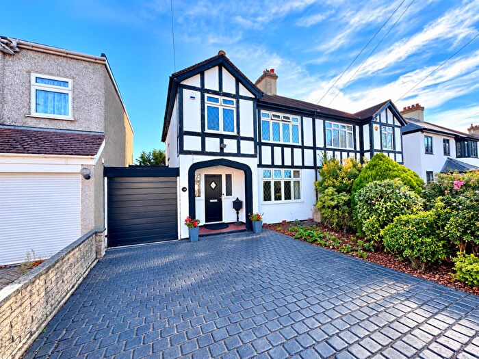 3 Bedroom Semi Detached House For Sale In Fairlawn Avenue, Bexleyheath, DA7