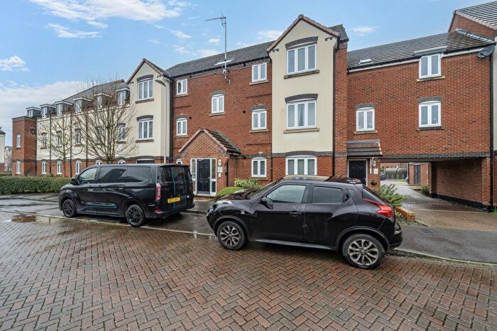 2 Bedroom Flat For Sale In Newbury, Berkshire, RG14