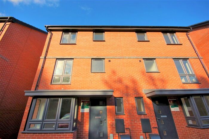 4 Bedroom Semi-Detached House To Rent In Dalmuir Road, Birmingham, B31