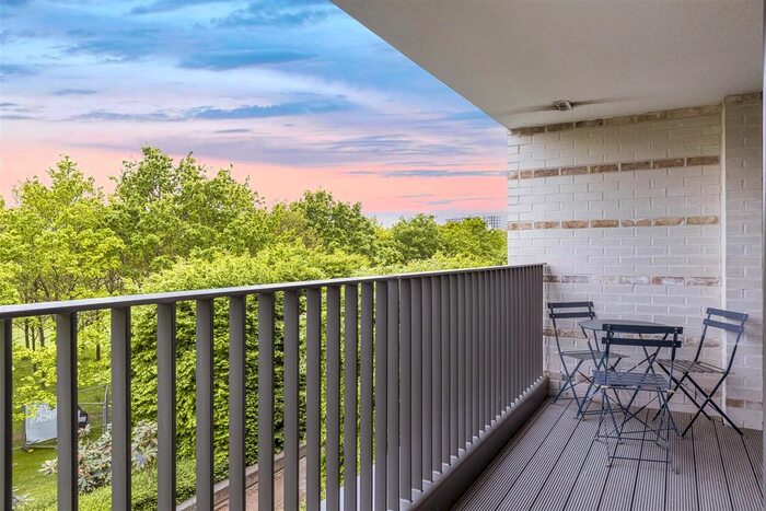 3 Bedroom Flat To Rent In Kingfisher Heights, Waterside Park, E16