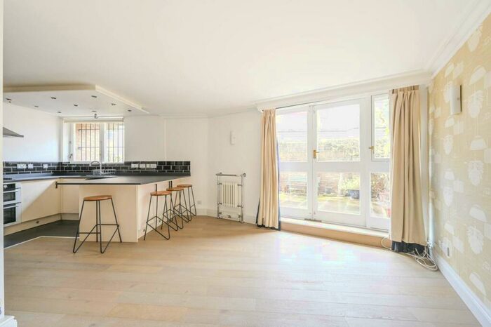 2 Bedroom Flat To Rent In Burr Close, Wapping, London, E1W