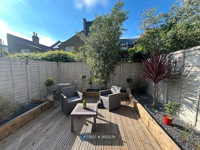 2 Bedroom Flat To Rent In Chatto Road, London, SW11