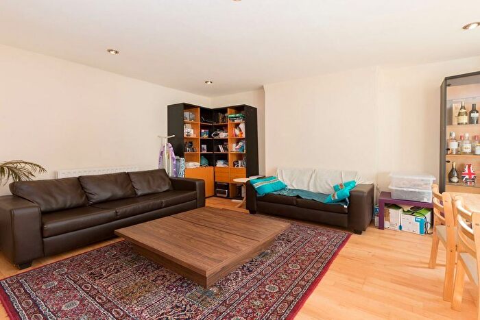 3 Bedroom Town House To Rent In Purves Road, Kensal Green, NW10