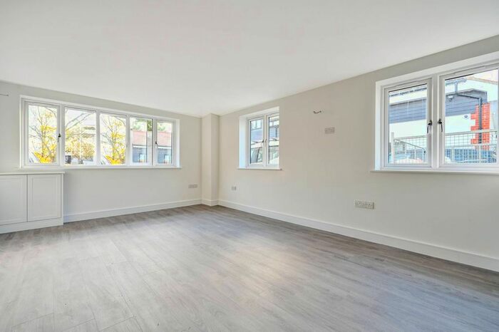 2 Bedroom Flat To Rent In Kings Court, Gomshall, GU5