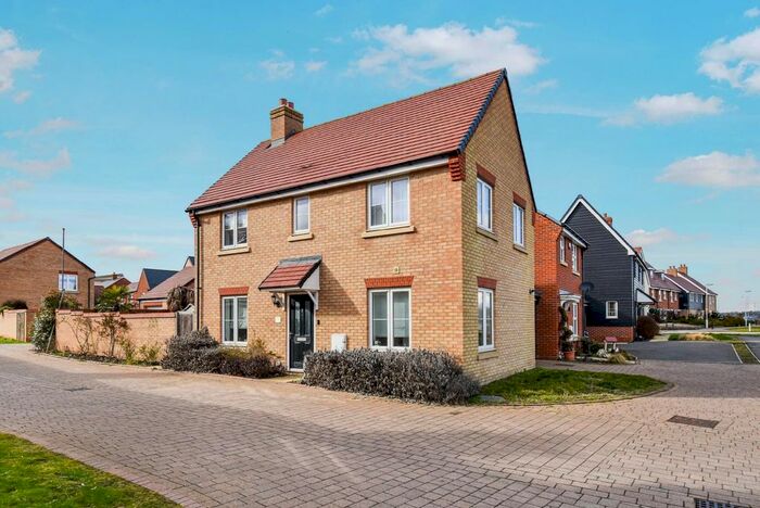 3 Bedroom Detached House For Sale In Holbrook Grove, Biggleswade, SG18