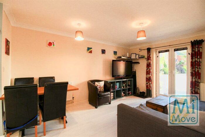 2 Bedroom Flat To Rent In Albion Way, Edenbridge, TN8