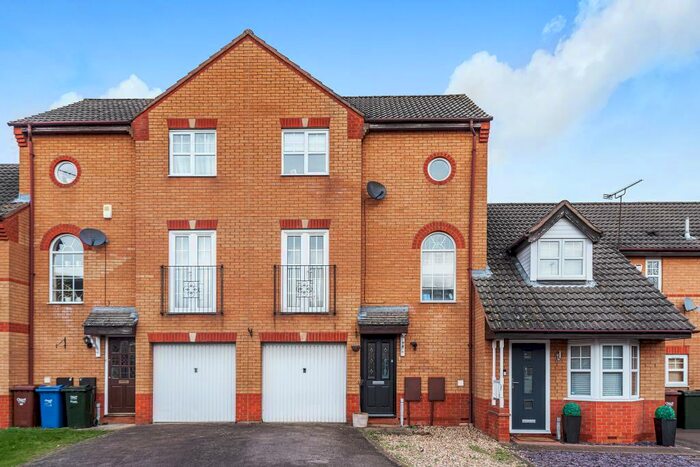 3 Bedroom Town House To Rent In Wellington Avenue, Banbury, OX16