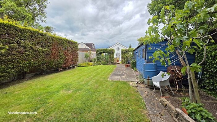 3 Bedroom Bungalow For Sale In Crescent Road, East Barnet, EN4