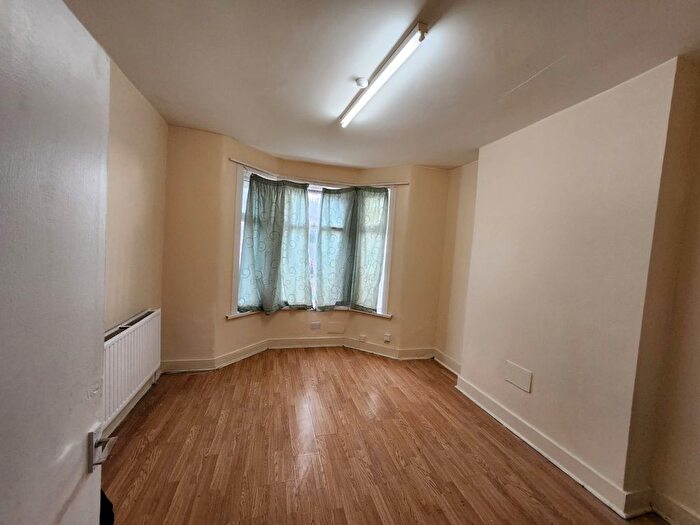 2 Bedroom Flat To Rent In Oxford Road, Ilford, IG1